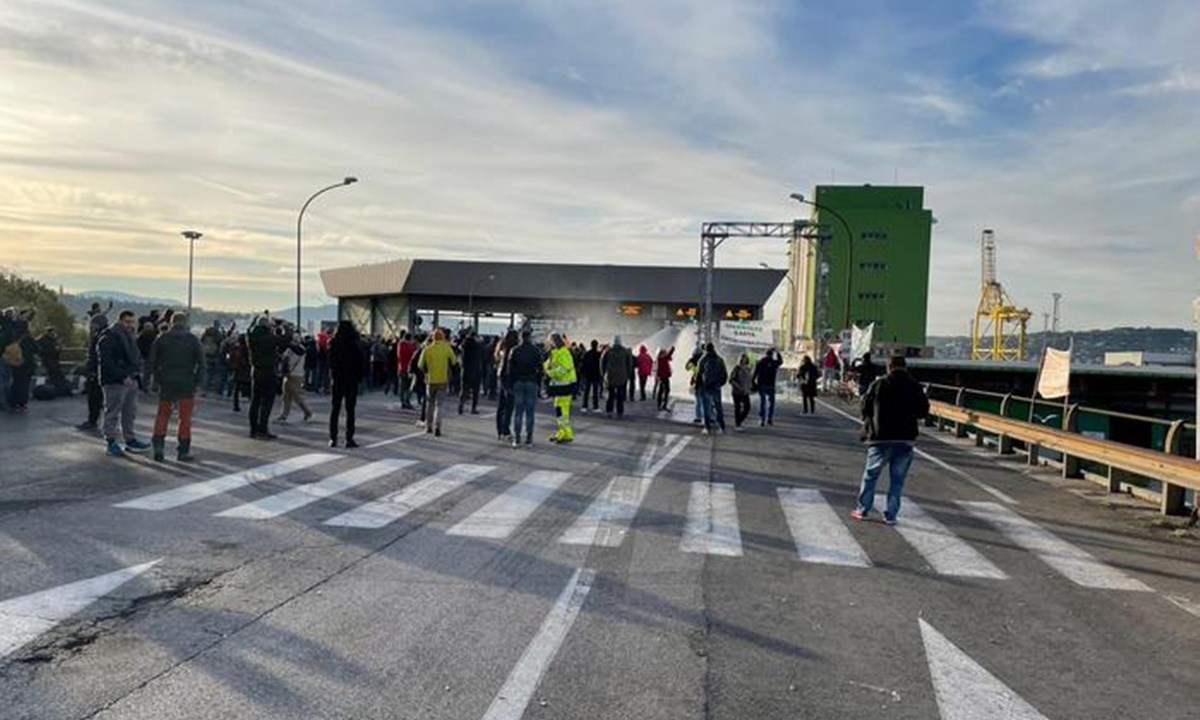 Polizia e manifestanti a confronto a Trieste (foto Ansa)