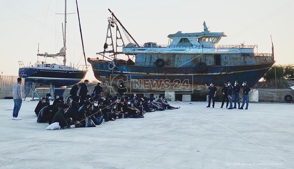 Migranti approdati oggi nella Locride. Nella fotogallery altre immagini degli sbarchi di oggi (foto Valeria Ferraro)