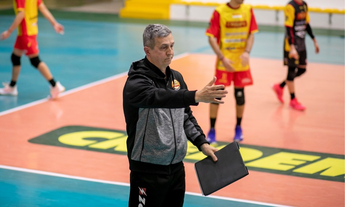 Coach Nico Agricola