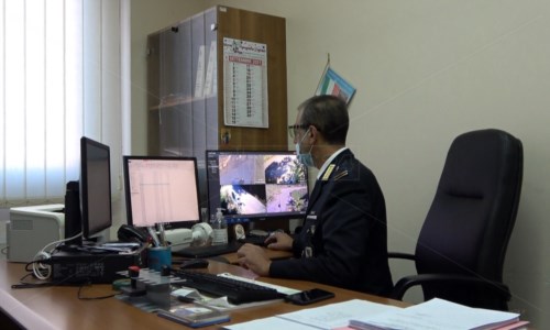 Un agente della Polizia Municipale controlla le immagini delle fototrappole