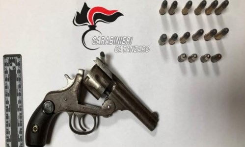 Maida: nascondeva una pistola revolver pronta all’uso in casa, denunciato 38enne