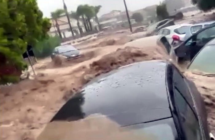Auto travolte dal fango a Scordia (Foto Ansa)