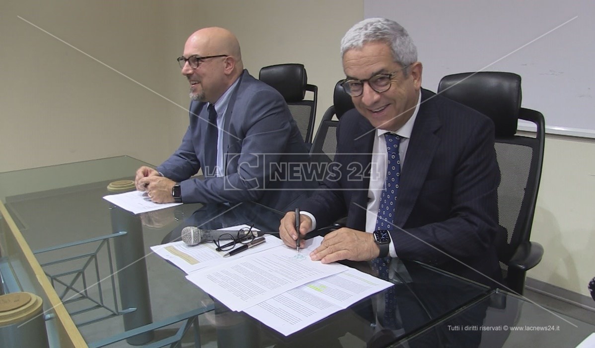 La firma del sindaco di Rende sull’accordo istitutivo del Distretto del Cibo
