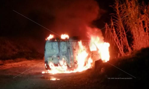Uno dei furgoni dati alle fiamme
