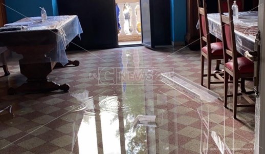 La sala docenti della scuola allagata