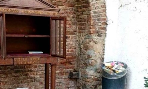 La denunciaCosenza, vandalizzata la libreria all’aperto su corso Mazzini: volumi gettati nei rifiuti