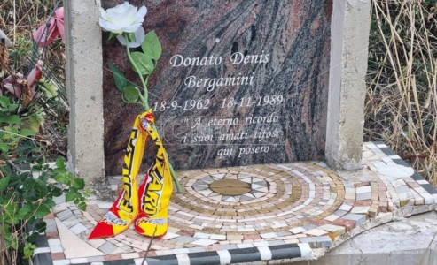 La sciarpa e un fiore sul marmo commemorativo di Bergamini lasciati dai tifosi del Catanzaro
