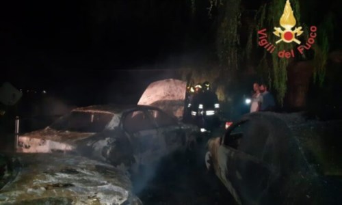 Notte di fuoco e paura nel Catanzarese, tre auto distrutte dalle fiamme