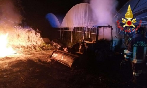 Il rogoIncendio in una azienda agricola a Rombiolo, in fiamme serre e trattori