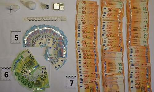 Catanzaro, cocaina nella pochette e 15mila euro nascosti in casa: coppia arrestata