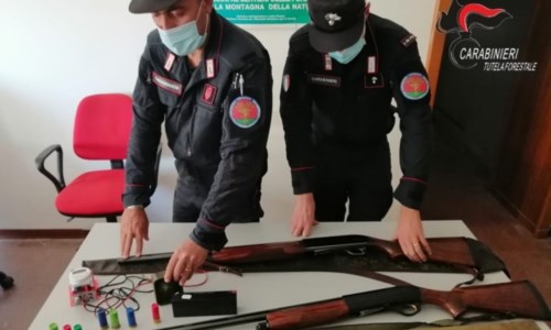 Sequestrati fucili, munizioni e richiami acustici vietati: denunciati 5 cacciatori nel Lametino