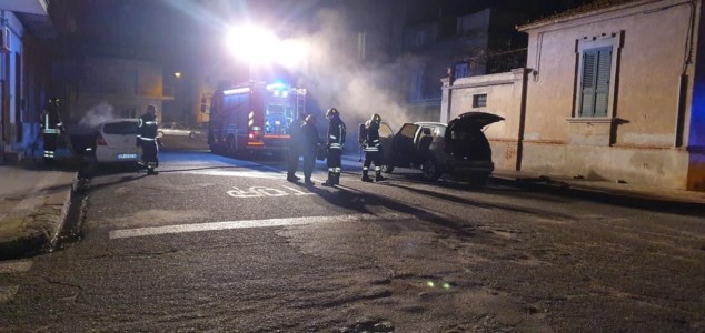 Siderno, in fiamme le auto del consigliere comunale Catalano e del figlio: non si esclude la matrice dolosa