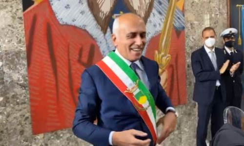 Il sindaco Franz Caruso con la fascia tricolore