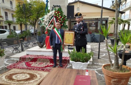Giornata delle Forze armateIl Milite ignoto cittadino di Cirò Marina, la cerimonia di consegna del sindaco al capitano dei carabinieri