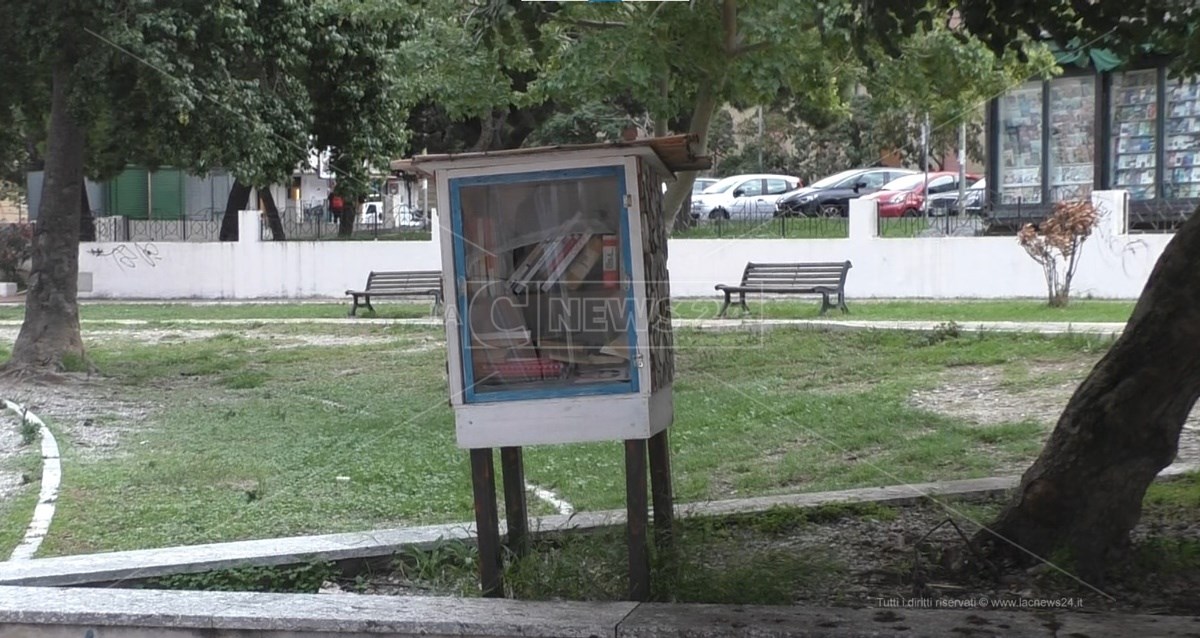 Piccola biblioteca diffusa vandalizzata in piazza Castello a Reggio Calabria