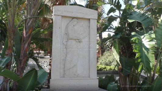 Ibico Statua di Michele Guerrisi sul Lungomare Falcomatà a Reggio Calabria