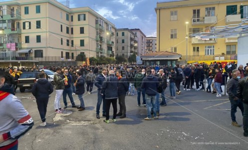 I tifosi fuori dallo stadio Ceravolo (Foto d’archivio)
