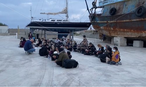 Popoli in fugaMigranti, nuovo sbarco nella Locride: al porto di Roccella approdano in 96