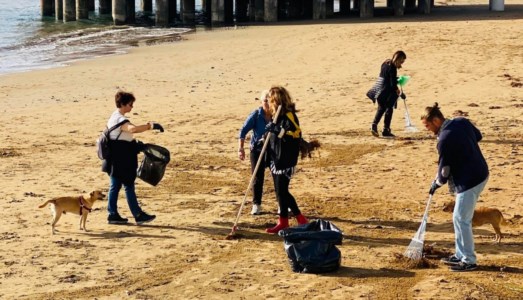 L’iniziativaCrotone, i volontari “Gli amici dei cani” liberano la spiaggia dai rifiuti