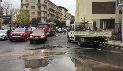 I vigili del fuoco all’opera su Piazza Loreto a Cosenza