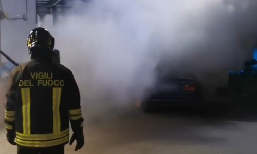 Incendio distrugge un’auto a Corigliano-Rossano, oltre 50 casi simili in meno di un anno