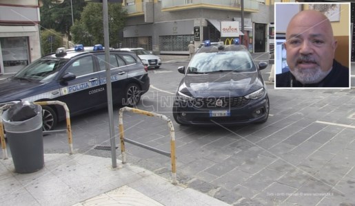 Due pattuglie della polizia locale di Cosenza. Nel riquadro l’ispettore Tavernise