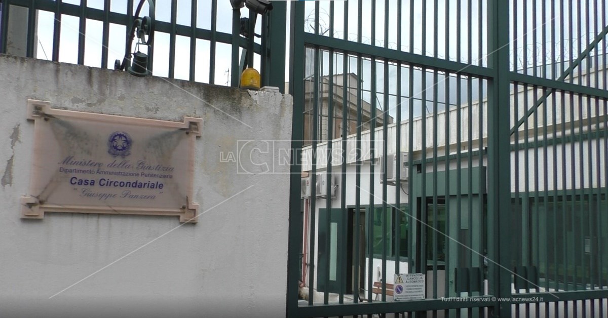 Reggio CalabriaDetenuto preso a manganellate e torturato, 6 agenti della penitenziaria ai domiciliari e due interdetti