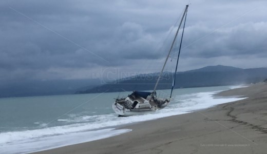 Imbarcazione spiaggiata sulla costa ionica Catanzarese: indaga la polizia 