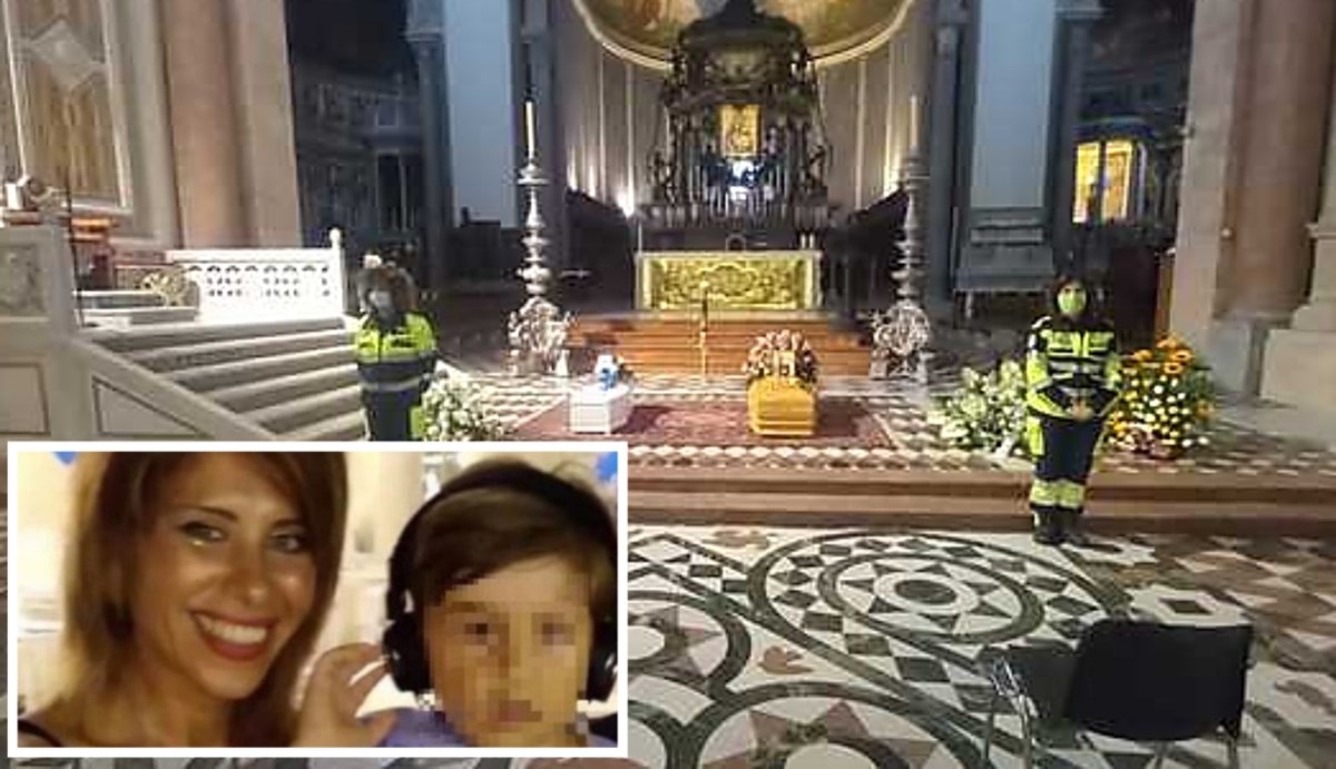 I funerali a Messina (foto ansa) e nel riquadro Viviana Parisi e il piccolo Gioele