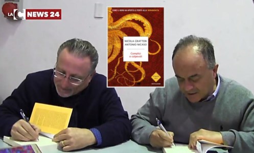 Da sinistra, Antonio Nicaso e Nicola Gratteri. Al centro, la copertina del nuovo libro