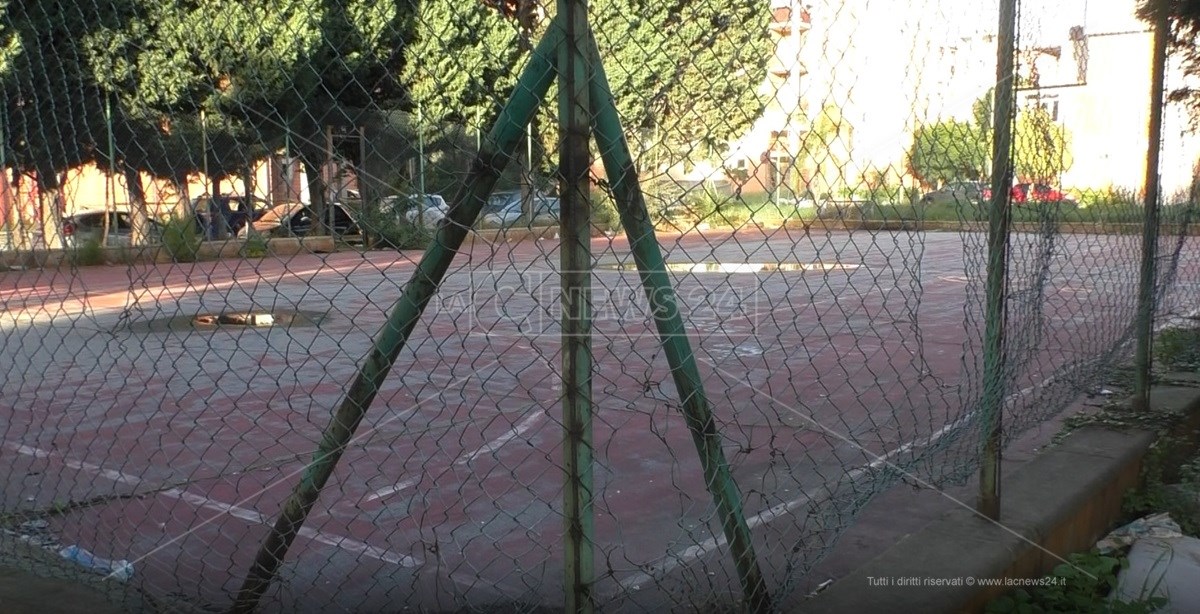 Campetto sportivo abbandonato nel rione Marconi di Reggio Calabria