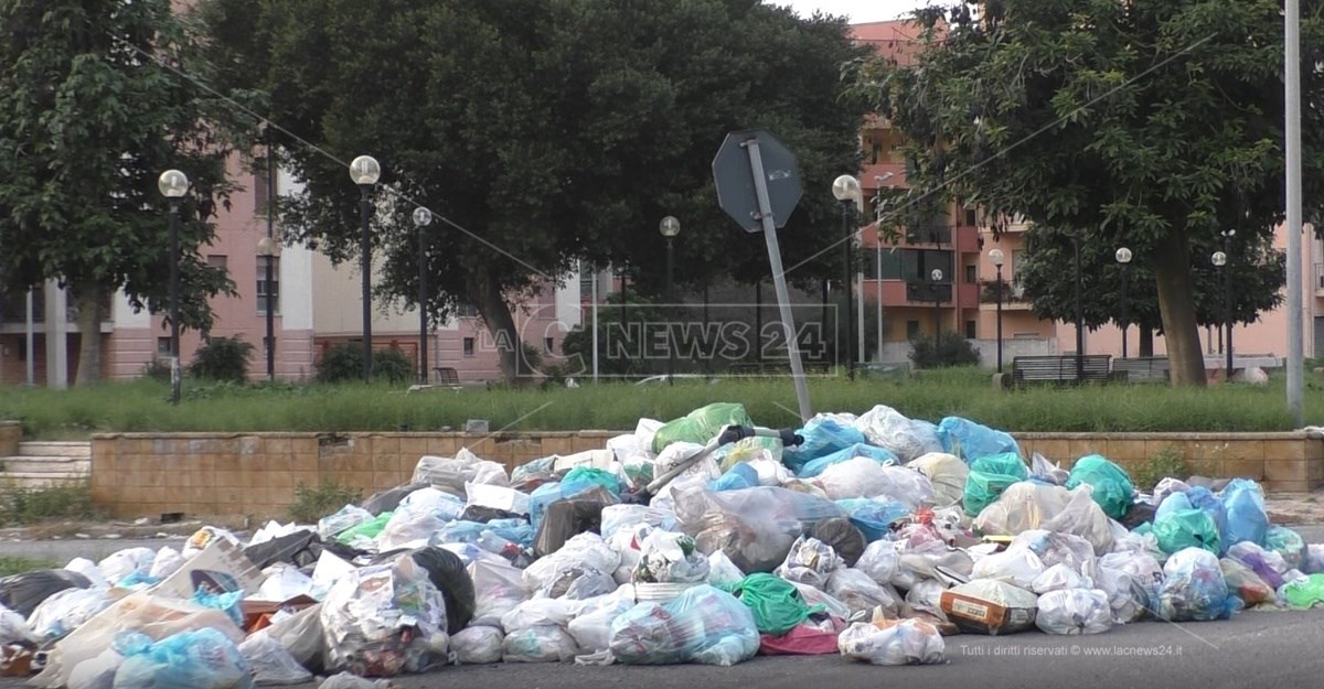 Piazza abbandonata e cumuli di rifiuti nel rione Marconi di Reggio Calabria