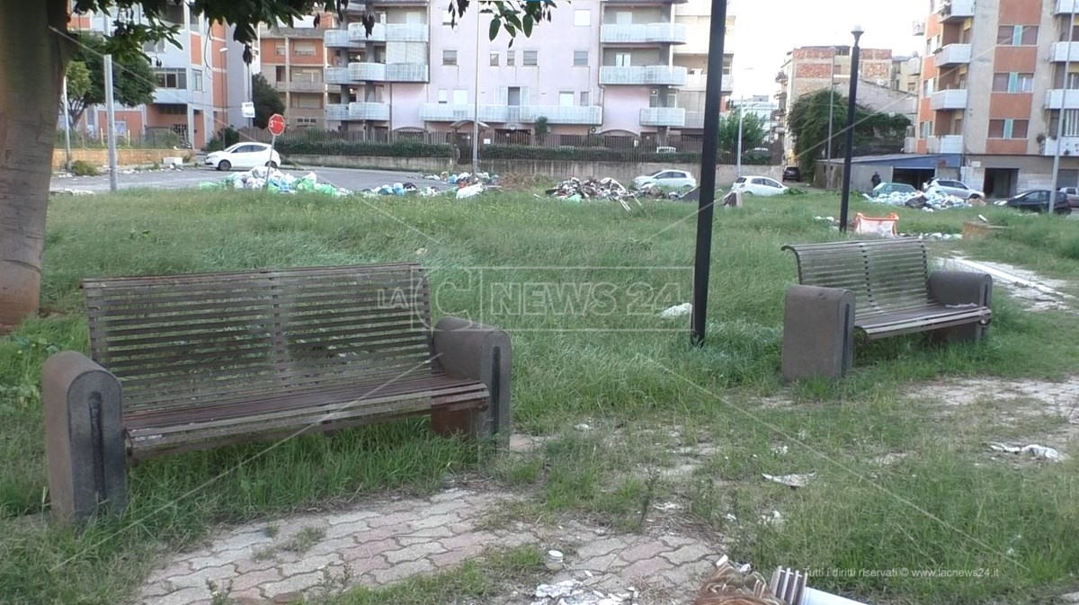 Piazza abbandonata e cumuli di rifiuti nel rione Marconi di Reggio Calabria