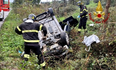 Tragedia sfiorataIncidente nel Crotonese, auto perde il controllo e finisce in un canale