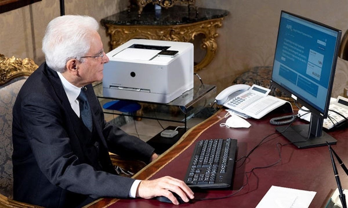 Mattarella scarica il primo certificato digitale (foto Ansa)