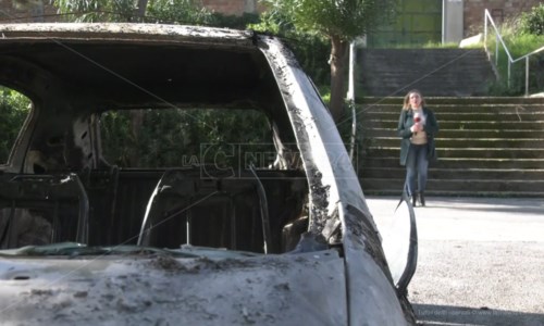 Una delle auto bruciate a Siderno