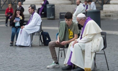 Papa Francesco è il segno della fine del nostro mondo: così sta cambiando la Chiesa portandola tra la gente