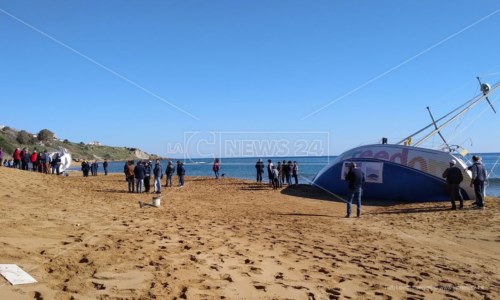 La protestaSbarchi nel Crotonese e imbarcazioni abbandonate, il sindaco: «Entro un mese la rimozione»