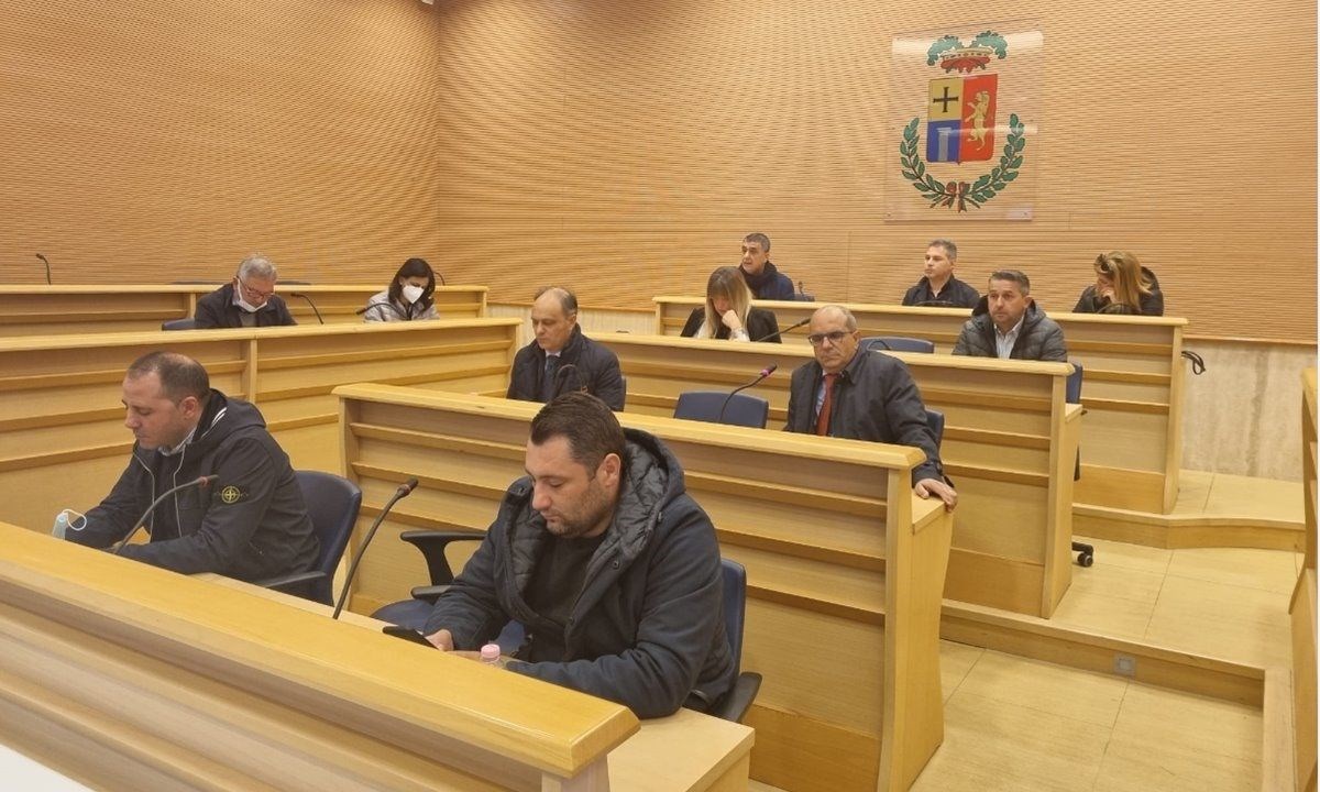 Il consiglio provinciale durante la seduta