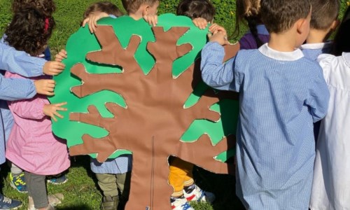 Corigliano Rossano, l’albero di cartone “piantato” dai bimbi di un asilo contro l’inciviltà degli adulti