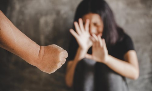 Violenza in famigliaCosenza: esasperata per le ripetute aggressioni chiama la polizia e fa arrestare il marito