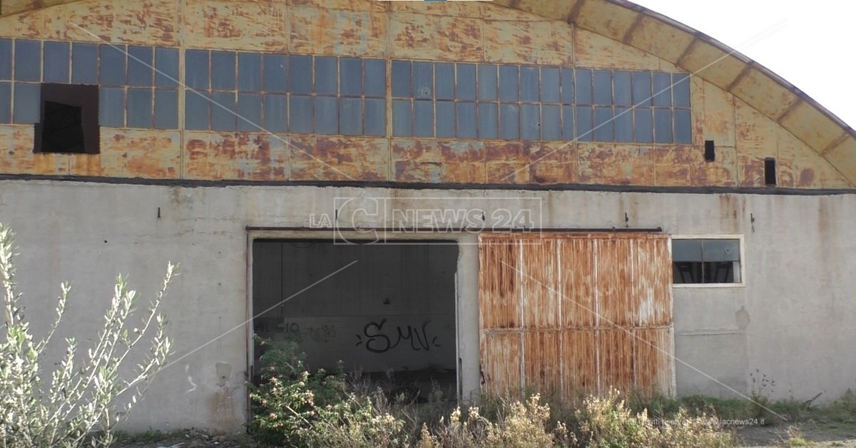 Ex stabilimento di lavorazione agrumi Italcitrus abbandonato nel quartiere di Catona a Reggio Calabria