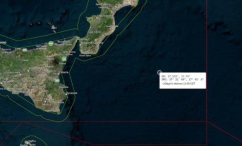 Operazioni di salvataggioMigranti, nave soccorsa al largo della Calabria: salvataggio difficile a causa delle condizioni del mare