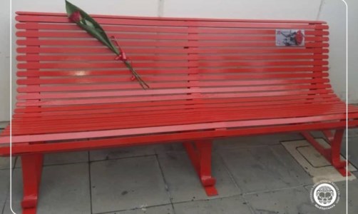 Simbolo della lotta alla violenza sulle donne, inaugurata all’università di Reggio una panchina rossa 