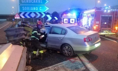 Sangue sulle strade calabresiIncidente all’alba sull’A2: auto sbanda e finisce contro il guard-rail, 3 giovani feriti