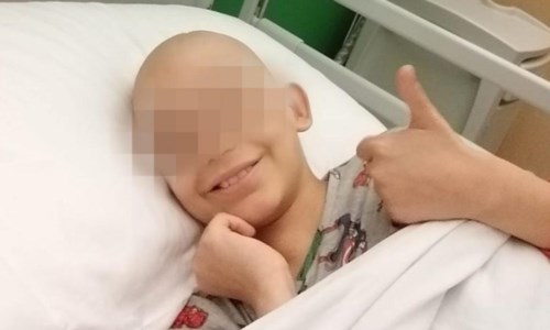 Vibo ValentiaReso cieco da un tumore al cervello ma ora il piccolo Matteo ha sconfitto il cancro: la gioia sui social