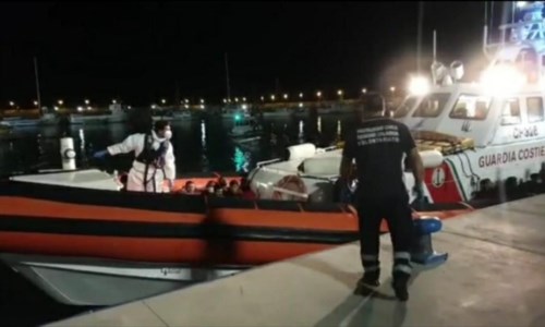 La trattaMigranti, continuano gli sbarchi in Calabria: 80 profughi arrivati nel Reggino, 160 verso Crotone