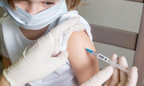 Emergenza pandemiaVaccini anti Covid ai bambini, la pediatra: «È la cosa giusta da fare, tra i più piccoli aumentano i contagi»