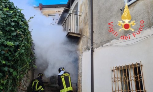Il rogoCuringa, incendio danneggia una casa nel centro storico