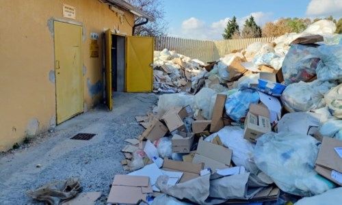 I rifiuti ammassati nel perimetro dell’ospedale